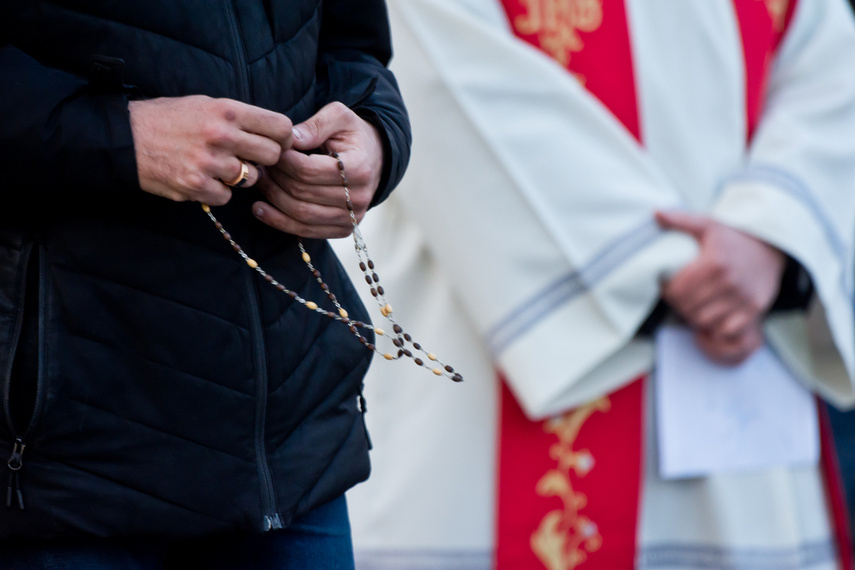 Setki wiernych wzięły udział w środę wieczorem w drodze krzyżowej, która wiodła ulicami Elbląga. Pro zdjęcie nr 258626