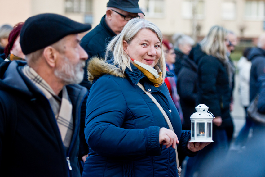 Setki wiernych wzięły udział w środę wieczorem w drodze krzyżowej, która wiodła ulicami Elbląga. Pro zdjęcie nr 258619