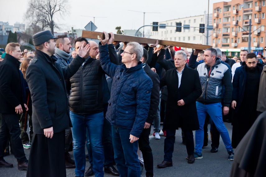 Setki wiernych wzięły udział w środę wieczorem w drodze krzyżowej, która wiodła ulicami Elbląga. Pro zdjęcie nr 258610