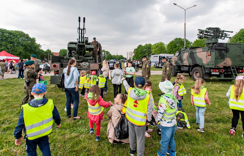 W mundurze... lecz bardziej na luzie zdjęcie nr 260982