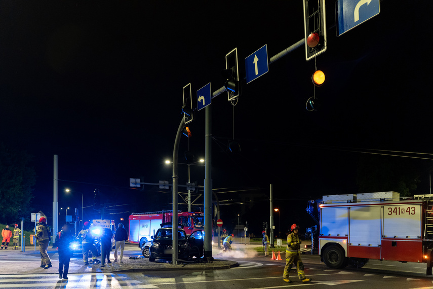 Zderzenie przy szkole muzycznej, sygnalizacja też uszkodzona zdjęcie nr 263289