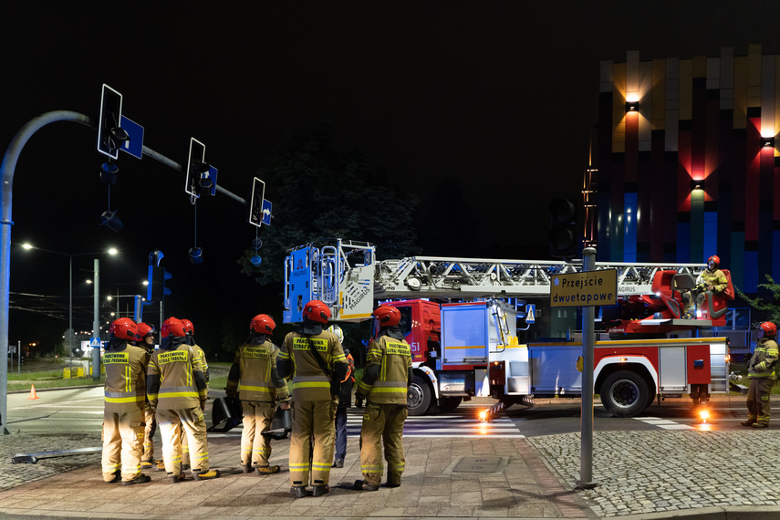 Zderzenie przy szkole muzycznej, sygnalizacja też uszkodzona zdjęcie nr 263290