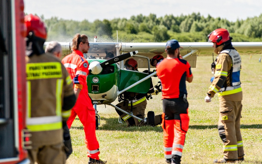 Awaria i pożar samolotu. Ćwiczenia na elbląskim lotnisku zdjęcie nr 264529