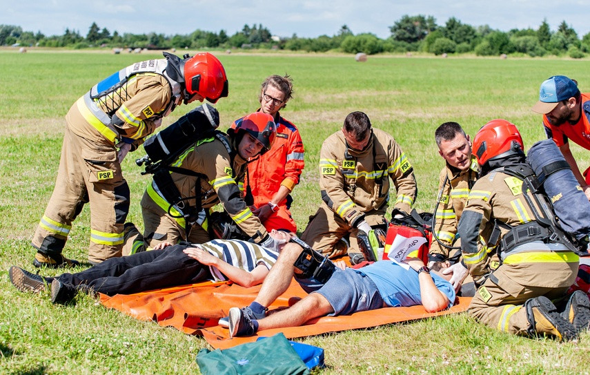 Awaria i pożar samolotu. Ćwiczenia na elbląskim lotnisku zdjęcie nr 264537