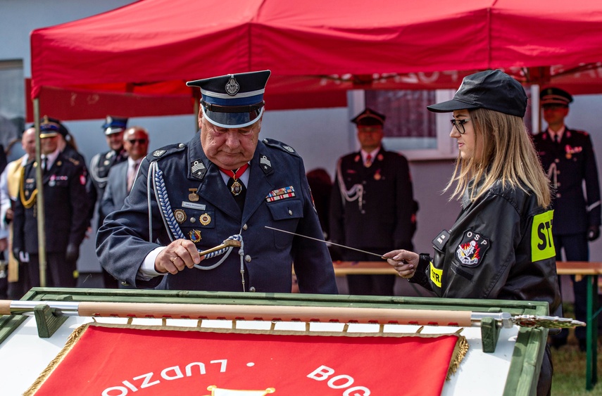 Strażacy ochotnicy z Łęcza mają swój sztandar zdjęcie nr 266598