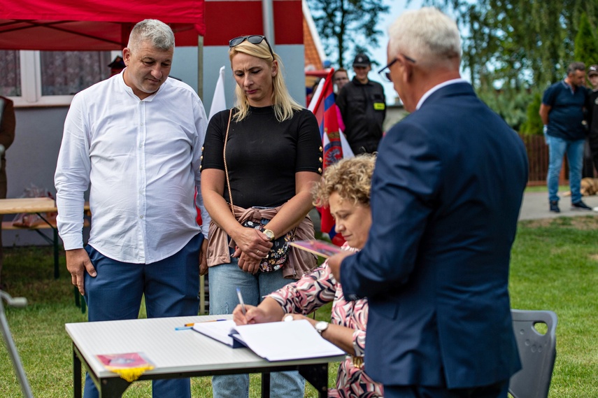 Strażacy ochotnicy z Łęcza mają swój sztandar zdjęcie nr 266607