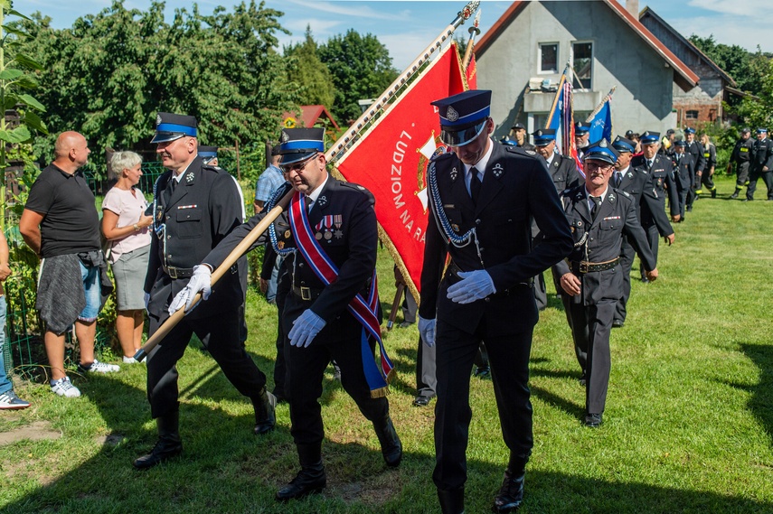 Strażacy ochotnicy z Łęcza mają swój sztandar zdjęcie nr 266639