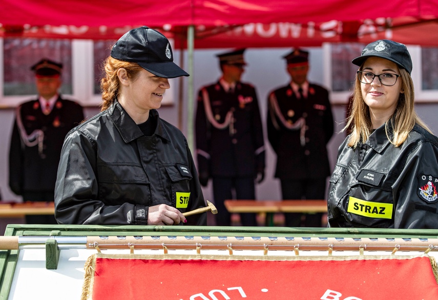 Strażacy ochotnicy z Łęcza mają swój sztandar zdjęcie nr 266617