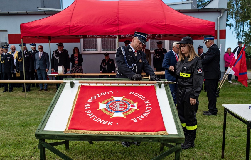 Strażacy ochotnicy z Łęcza mają swój sztandar zdjęcie nr 266575