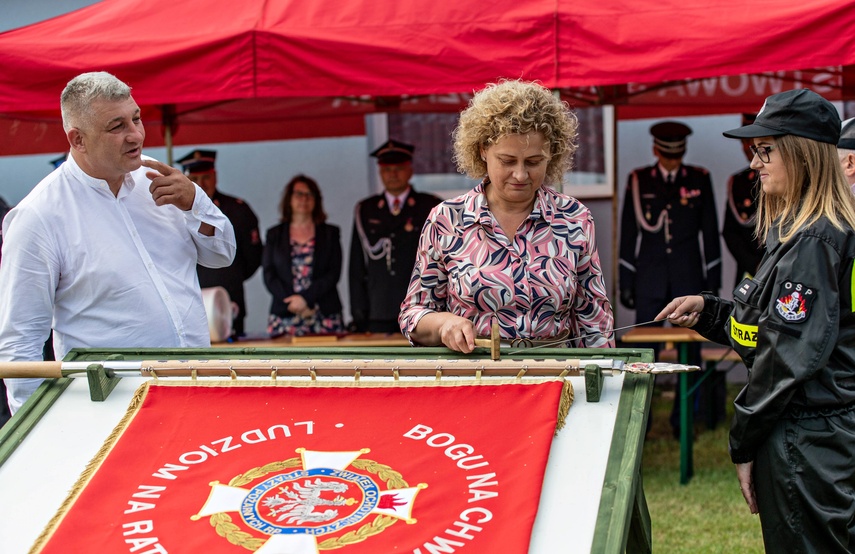 Strażacy ochotnicy z Łęcza mają swój sztandar zdjęcie nr 266606