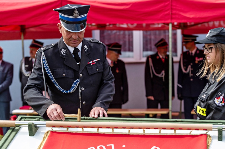 Strażacy ochotnicy z Łęcza mają swój sztandar zdjęcie nr 266600