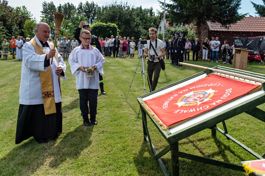 Strażacy ochotnicy z Łęcza mają swój sztandar zdjęcie nr 266620