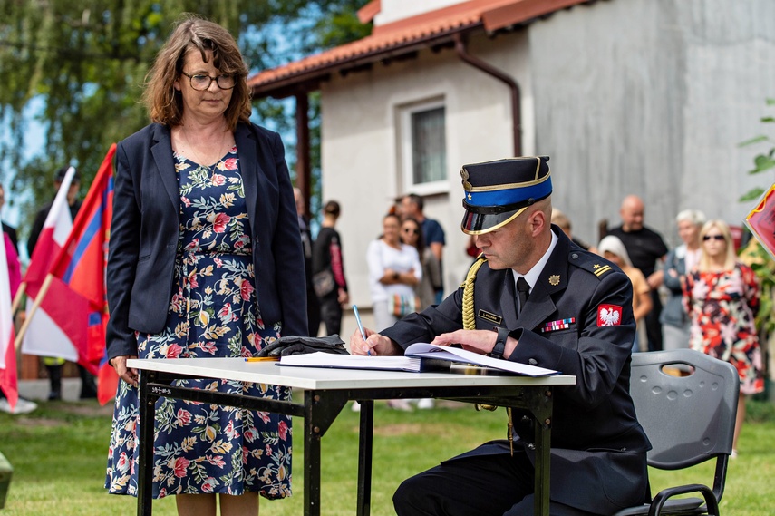 Strażacy ochotnicy z Łęcza mają swój sztandar zdjęcie nr 266589