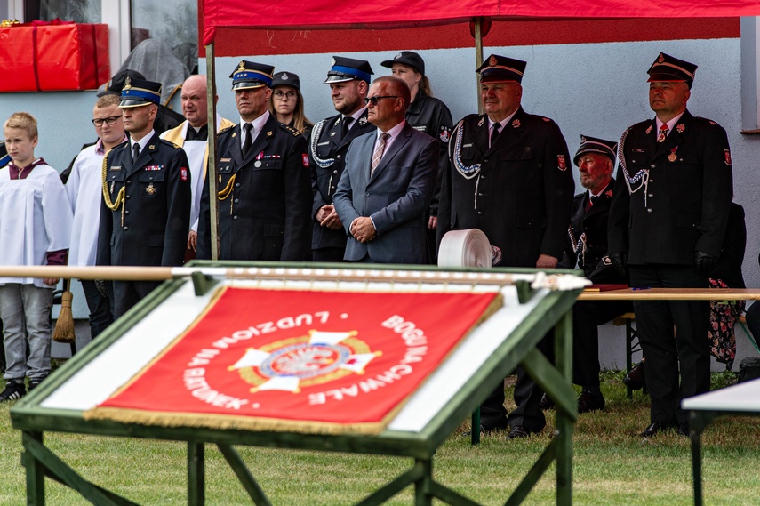 Strażacy ochotnicy z Łęcza mają swój sztandar zdjęcie nr 266568