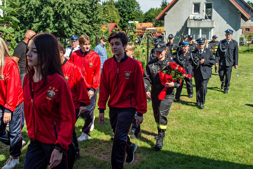 Strażacy ochotnicy z Łęcza mają swój sztandar zdjęcie nr 266640