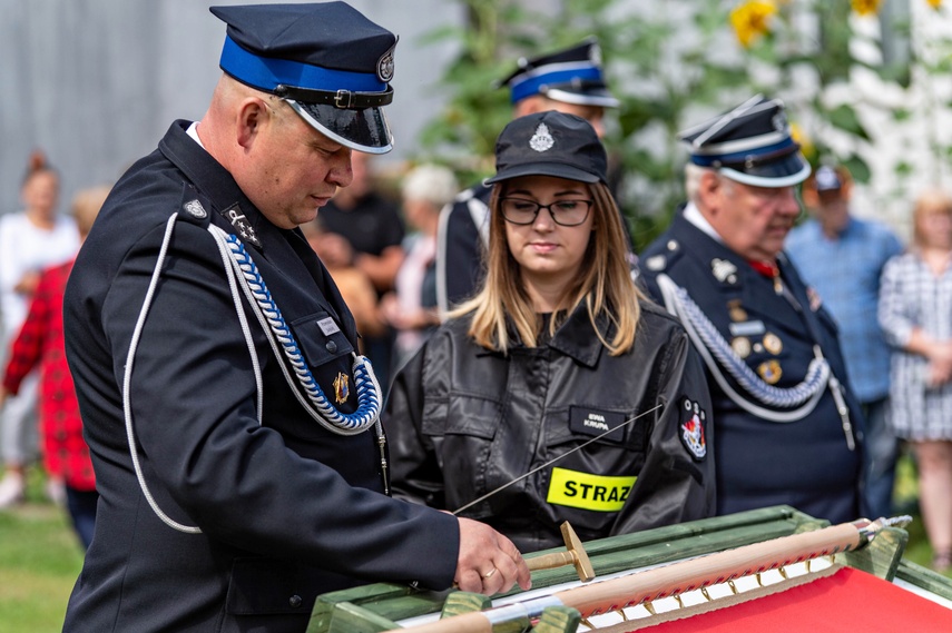 Strażacy ochotnicy z Łęcza mają swój sztandar zdjęcie nr 266601