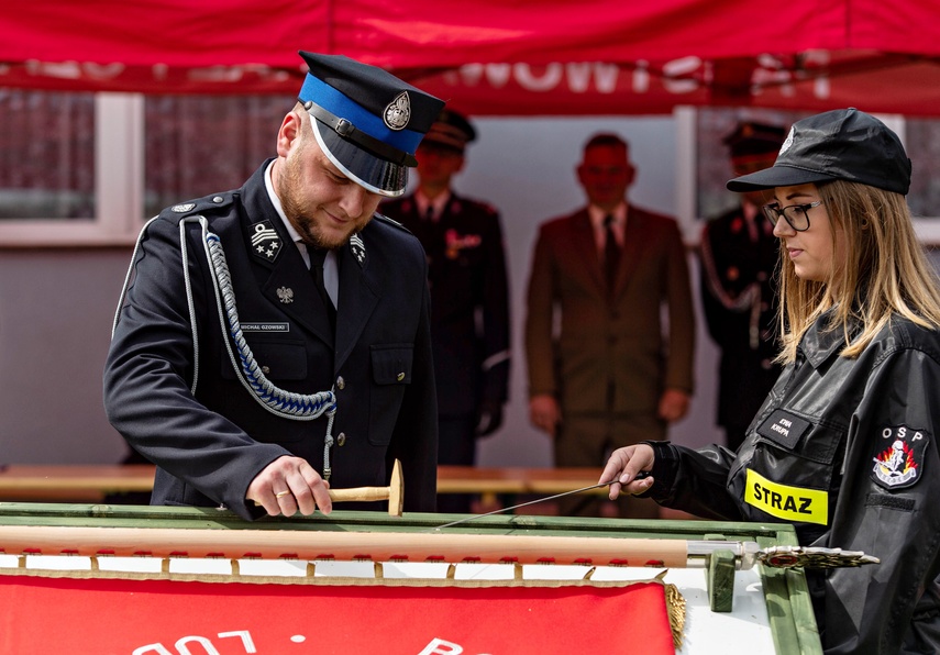 Strażacy ochotnicy z Łęcza mają swój sztandar zdjęcie nr 266591