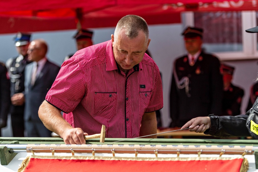 Strażacy ochotnicy z Łęcza mają swój sztandar zdjęcie nr 266613