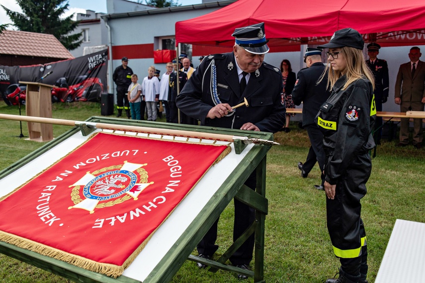 Strażacy ochotnicy z Łęcza mają swój sztandar zdjęcie nr 266579