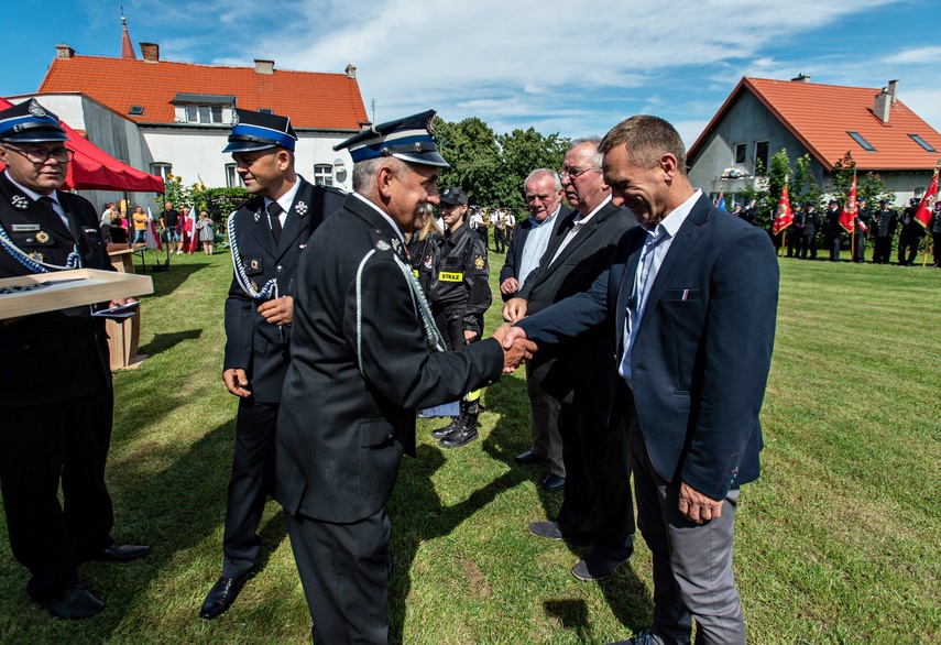 Strażacy ochotnicy z Łęcza mają swój sztandar zdjęcie nr 266629