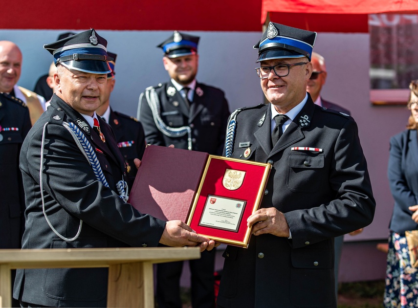 Strażacy ochotnicy z Łęcza mają swój sztandar zdjęcie nr 266637