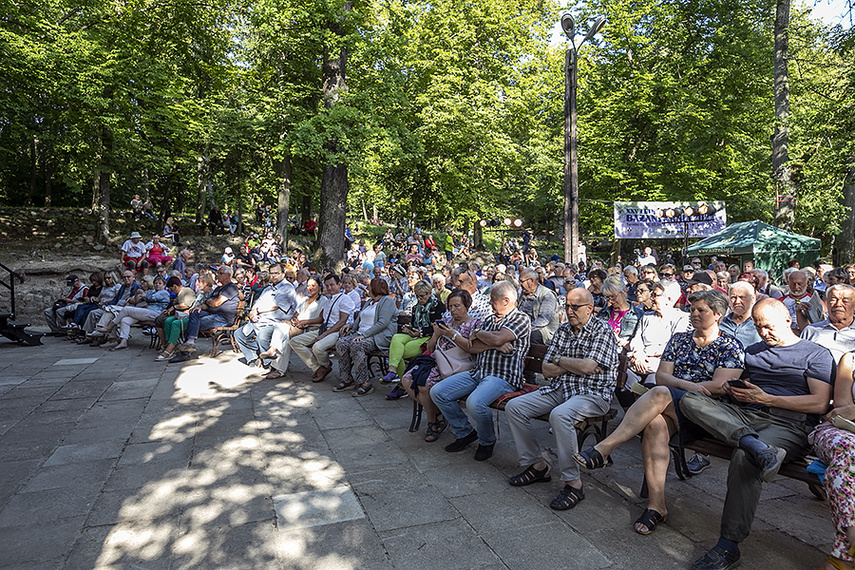 Portier, kobieta i teatr leśnym parku zdjęcie nr 266797