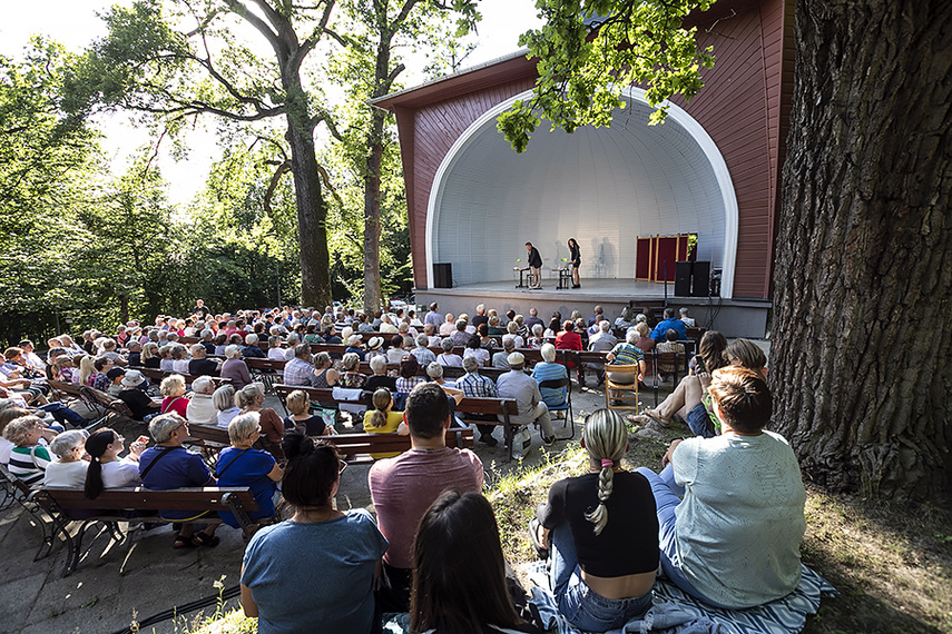 Portier, kobieta i teatr leśnym parku zdjęcie nr 266787