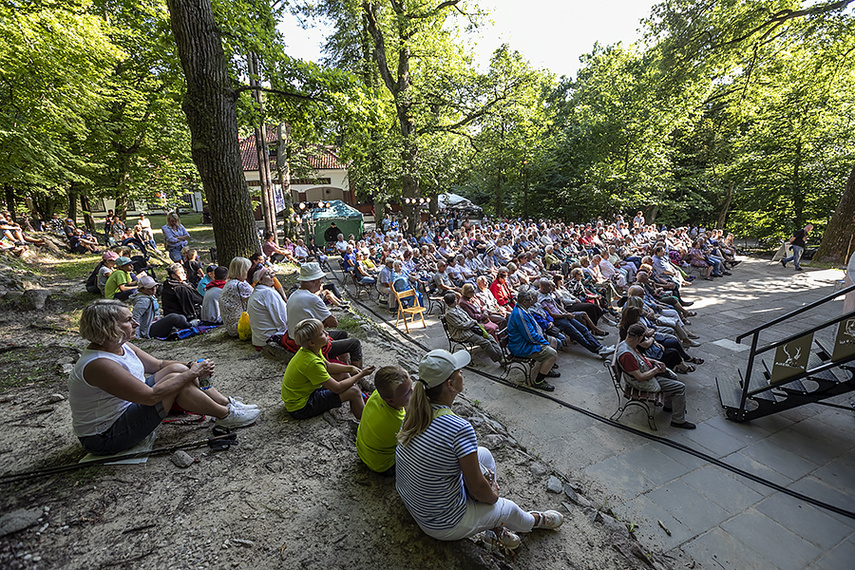 Portier, kobieta i teatr leśnym parku zdjęcie nr 266798