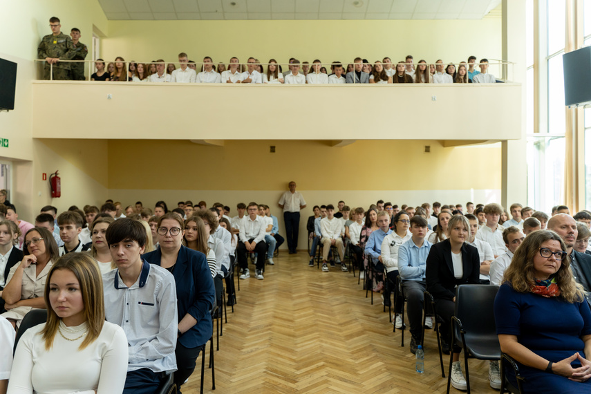 Żegnaj lato na rok! Uczniowie wrócili do szkolnych ławek zdjęcie nr 268285