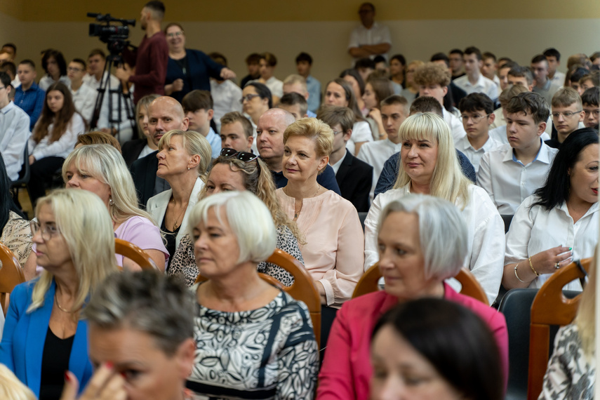 Żegnaj lato na rok! Uczniowie wrócili do szkolnych ławek zdjęcie nr 268257