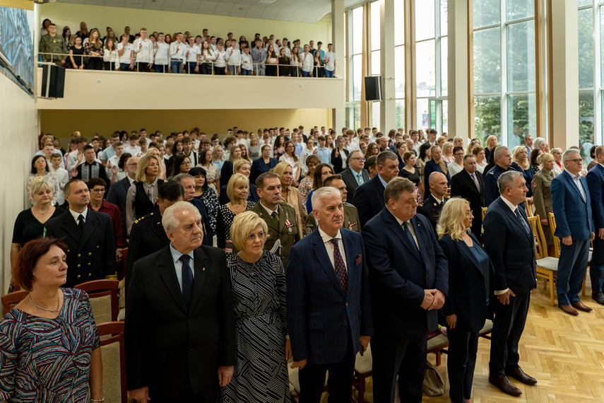 Żegnaj lato na rok! Uczniowie wrócili do szkolnych ławek zdjęcie nr 268294