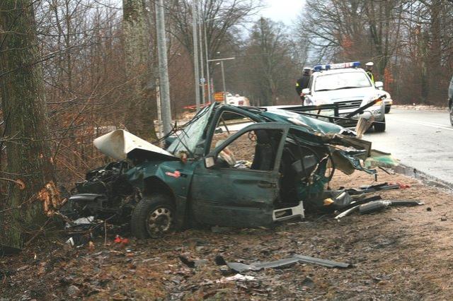 Uderzył w przydrożne drzewo zdjęcie nr 21828