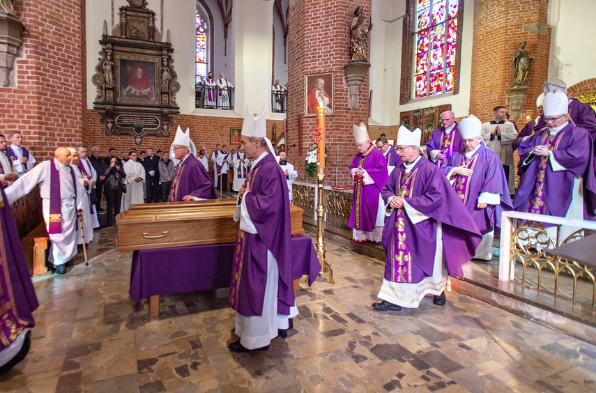 Pożegnali biskupa Jana Styrnę zdjęcie nr 270635