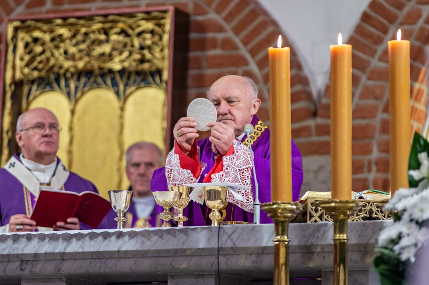 Pożegnali biskupa Jana Styrnę zdjęcie nr 270616