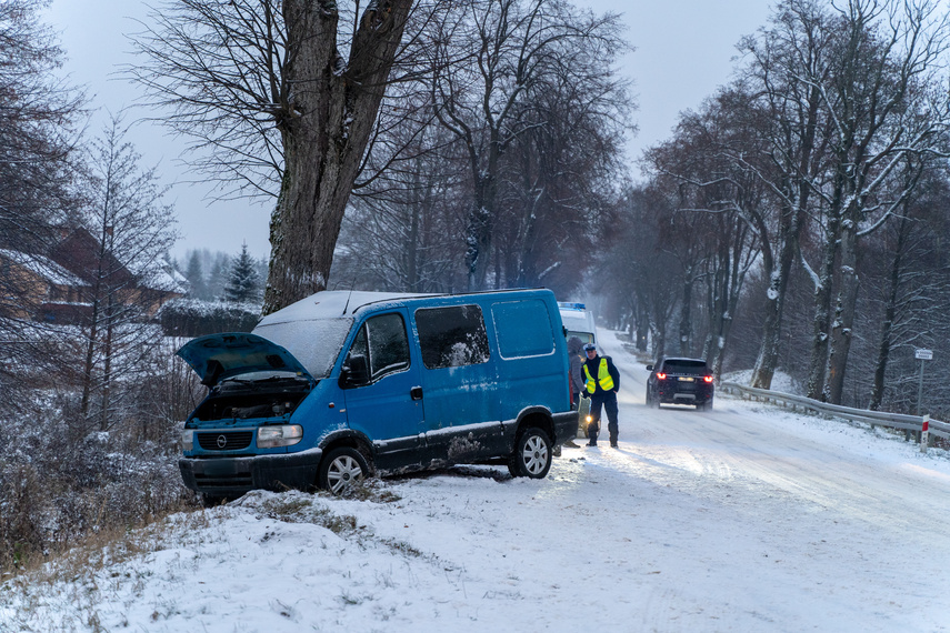 Uwaga ślisko! Uderzył w drzewo na drodze nr 504 zdjęcie nr 274159