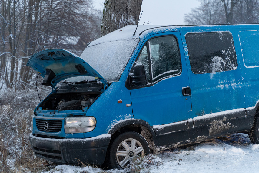 Uwaga ślisko! Uderzył w drzewo na drodze nr 504 zdjęcie nr 274160