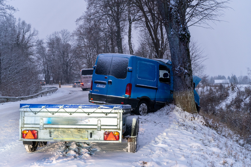 Uwaga ślisko! Uderzył w drzewo na drodze nr 504 zdjęcie nr 274163