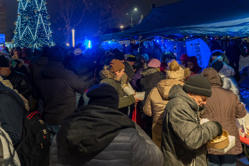 Wspólny posiłek i kolędowanie.  zdjęcie nr 275098