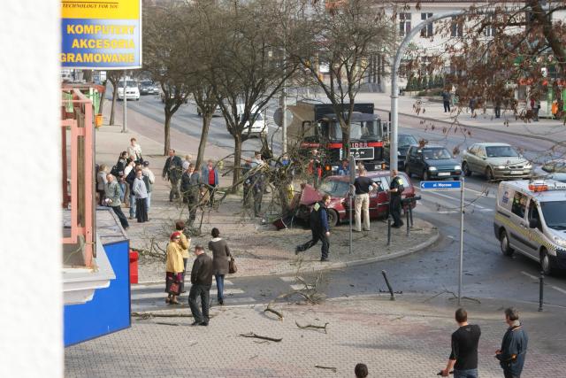 Uderzył w drzewo w centrum miasta zdjęcie nr 22357