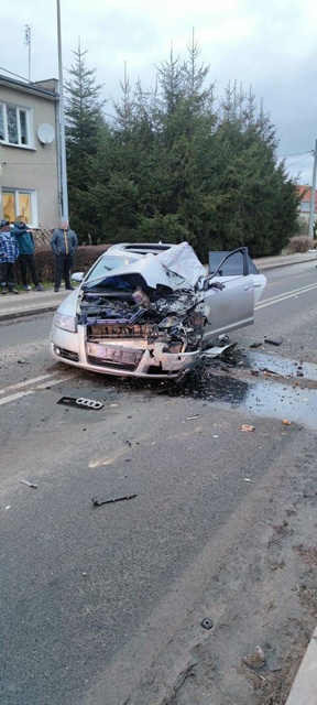 Audi zderzyło się z koparką. Kierowca nietrzeźwy i z zakazem prowadzenia pojazdów. zdjęcie nr 277807