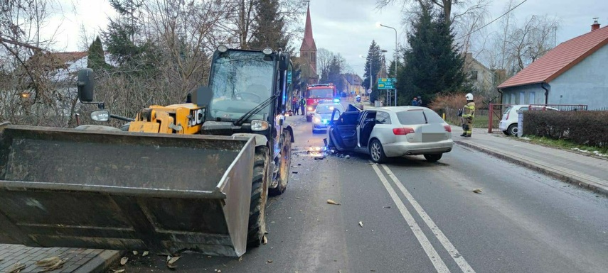 Audi zderzyło się z koparką. Kierowca nietrzeźwy i z zakazem prowadzenia pojazdów. zdjęcie nr 277808