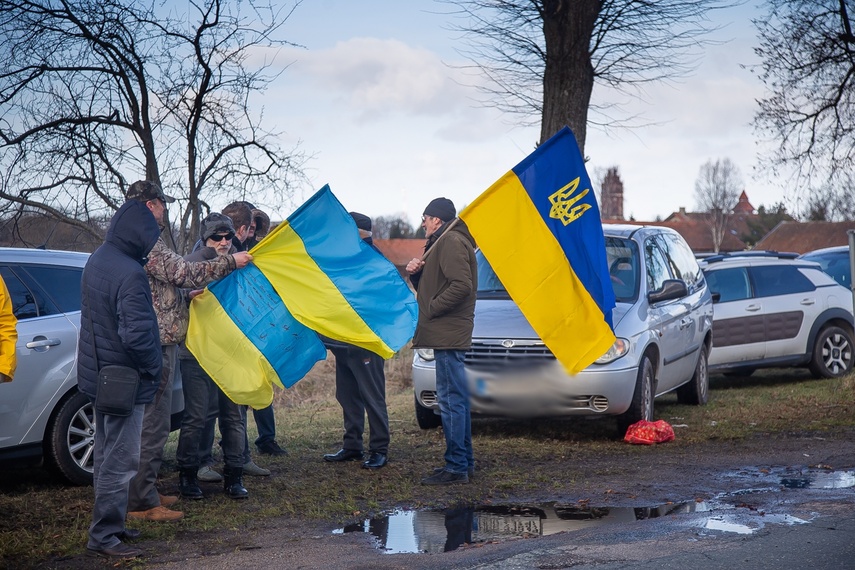 Ambasador w Pieniężnie. Demonstracja prorosyjska, antyrosyjska pikieta zdjęcie nr 278978