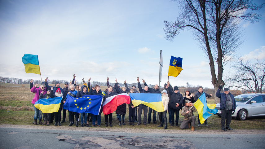 Ambasador w Pieniężnie. Demonstracja prorosyjska, antyrosyjska pikieta zdjęcie nr 278979