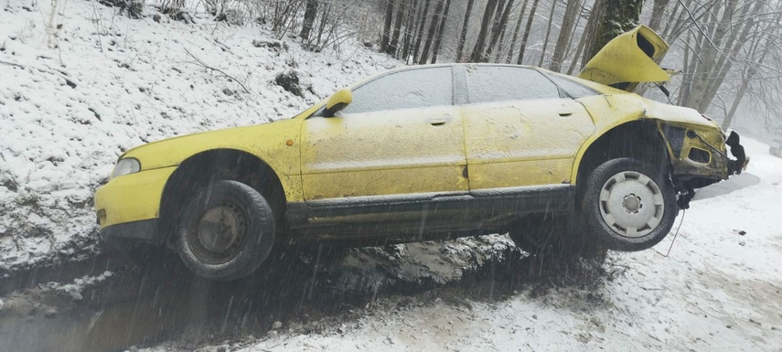 Trudne warunki na drodze. Audi uderzyło w drzewo zdjęcie nr 278990