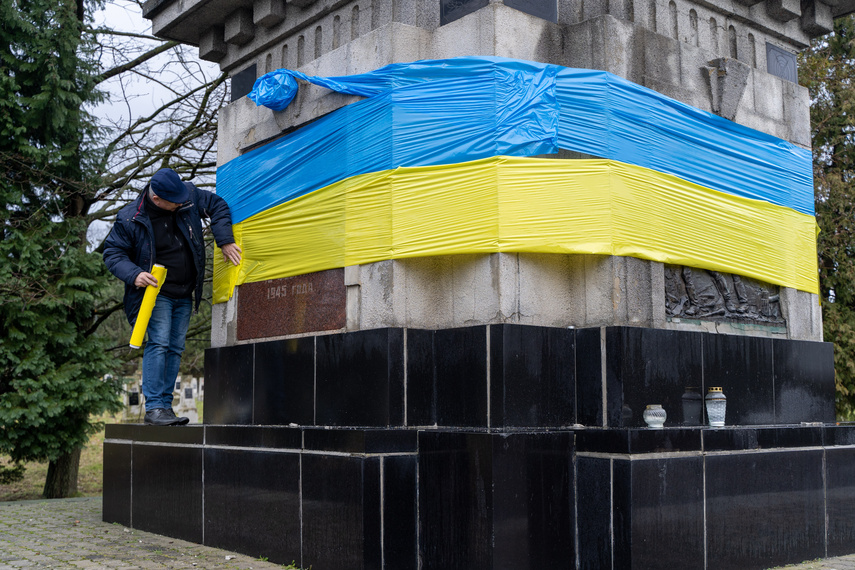 Ukraińskie barwy na Pomniku Wdzięczności zdjęcie nr 279094