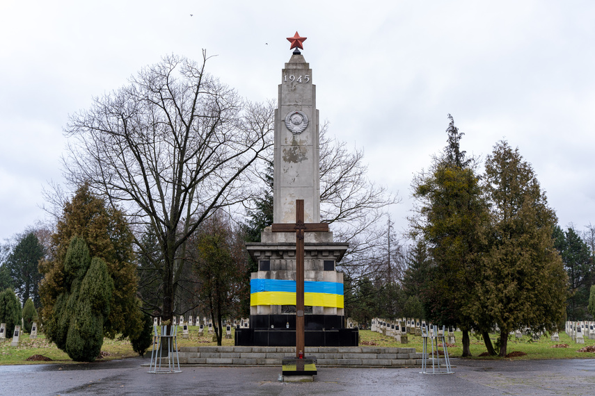 Ukraińskie barwy na Pomniku Wdzięczności zdjęcie nr 279097
