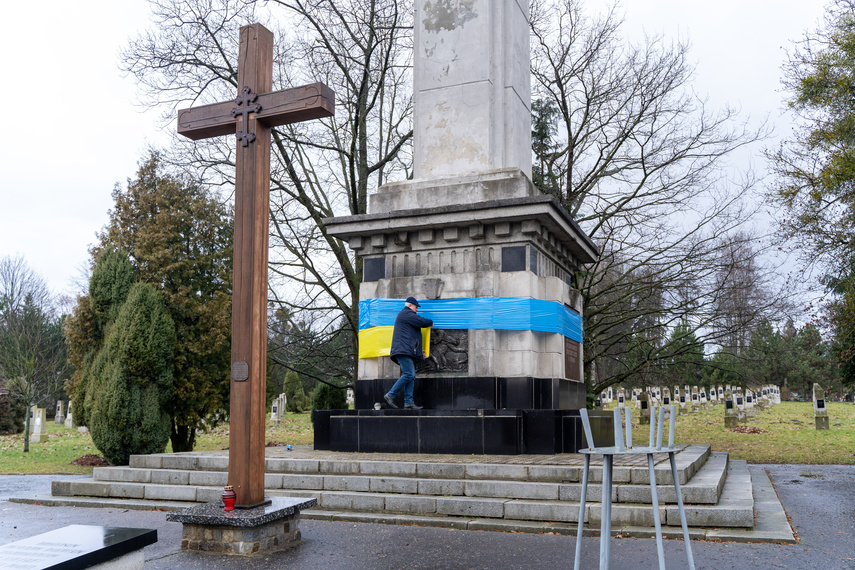 Ukraińskie barwy na Pomniku Wdzięczności zdjęcie nr 279093