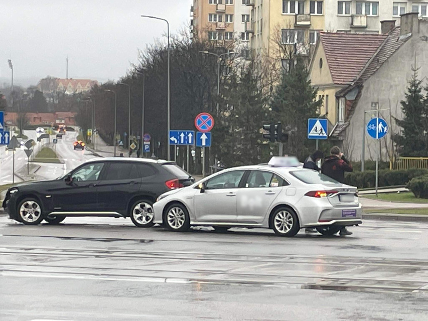  Kolizja na skrzyżowaniu Plk. Dąbka i Teatralnej zdjęcie nr 279113