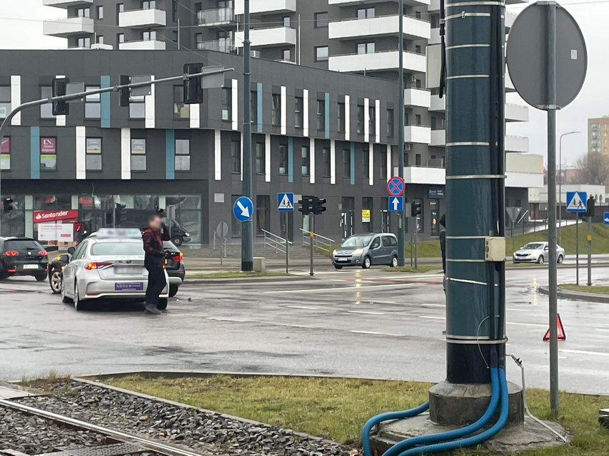  Kolizja na skrzyżowaniu Plk. Dąbka i Teatralnej zdjęcie nr 279112