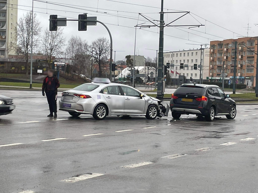  Kolizja na skrzyżowaniu Plk. Dąbka i Teatralnej zdjęcie nr 279115